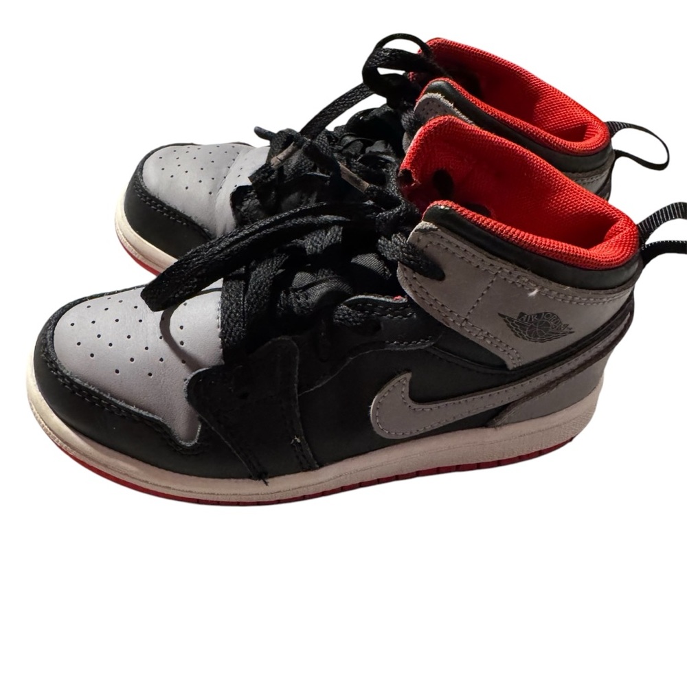 Boys size 10 jordan 1 mint condition